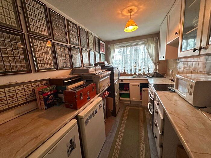 2 Bedroom Flat To Rent In Queenswood Gardens, London, E11