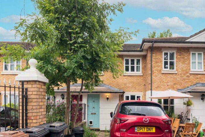 2 Bedroom House To Rent In Royal Close, Stoke Newington, N16