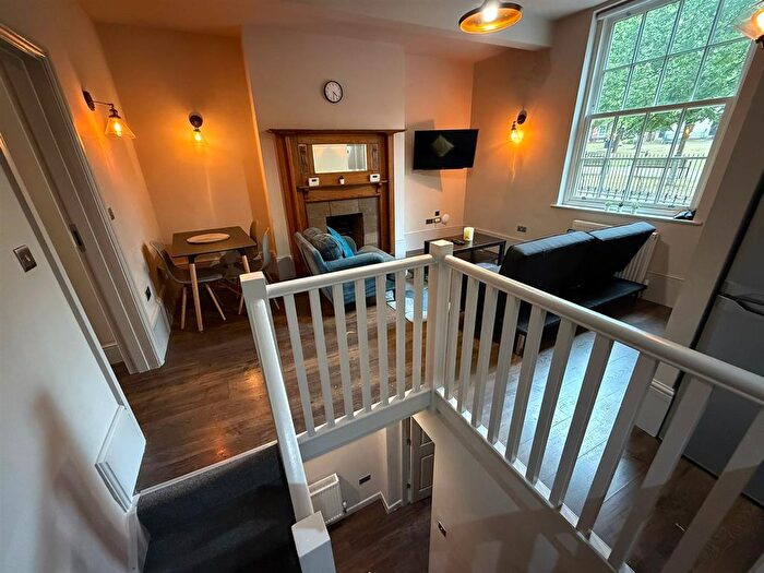 3 Bedroom Flat To Rent In Queen Square, Leeds, LS2