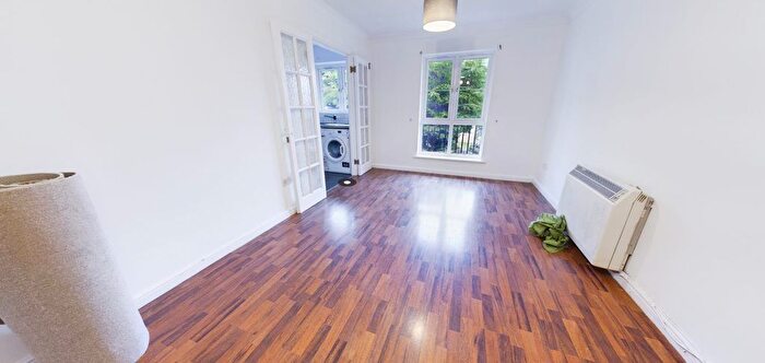 2 Bedroom Flat To Rent In Henry Close, Enfield, EN2