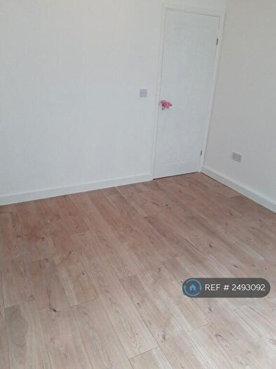 2 Bedroom Flat To Rent In Clarence Avenue Gants Hill, London, IG2