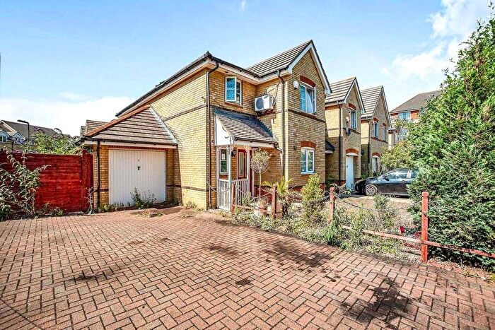 3 Bedroom End Of Terrace House For Sale In Joseph Hardcastle Close, London, SE14