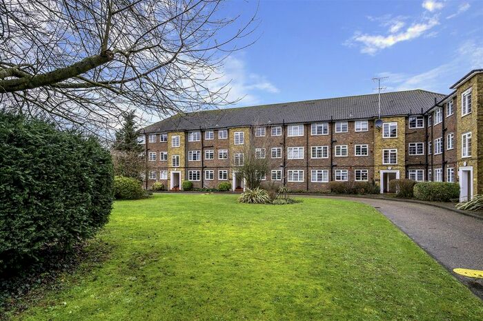 2 Bedroom Flat For Sale In Lancaster Court, Banstead, SM7