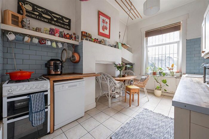 2 Bedroom Flat For Sale In Lower Clapton Road, London, E5