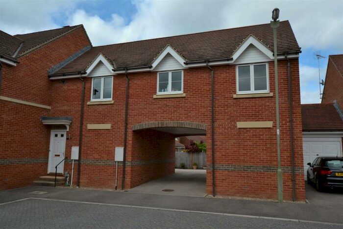 2 Bedroom House To Rent In King Henry Road, Fleet, GU51