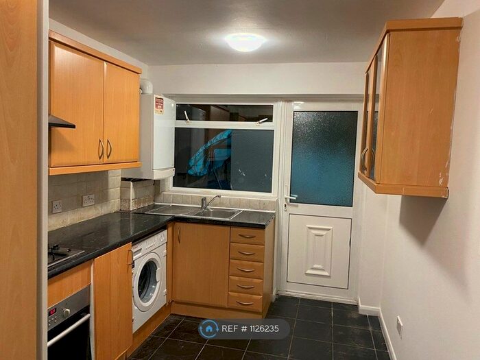 2 Bedroom Semi-Detached House To Rent In Fairholme Crescent, Hayes UB4