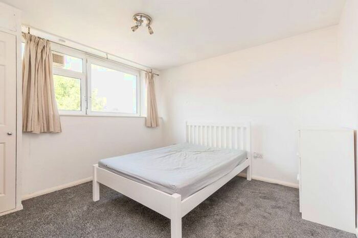 3 Bedroom Flat To Rent In Maskell Road, Earlsfield, London, SW17
