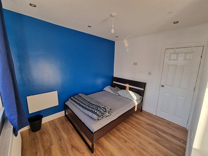Studio To Rent In Birchway, Hayes, London, UB3