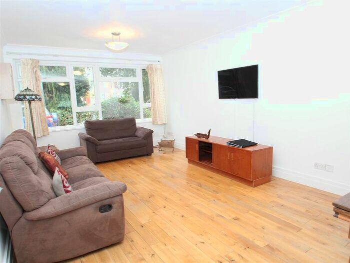 2 Bedroom Flat To Rent In Putney Hill, London, SW15