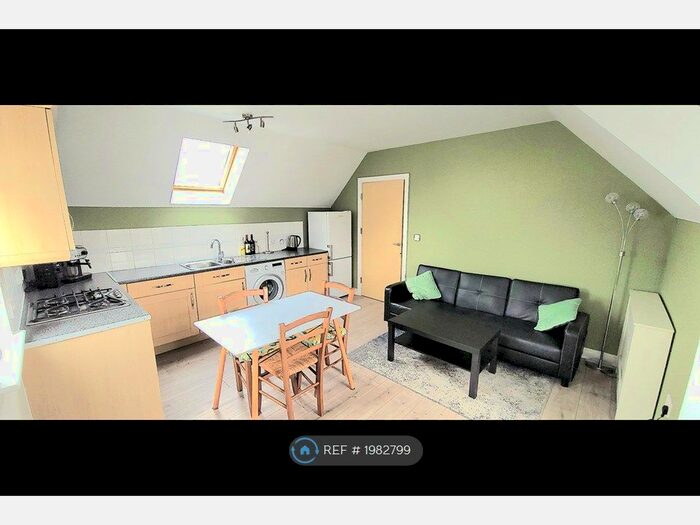 1 Bedroom Flat To Rent In Chandlers Close, West Molesey, KT8