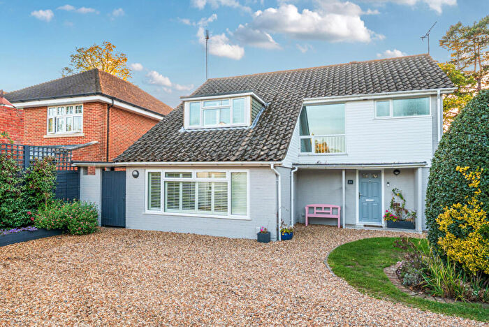 4 Bedroom Detached House For Sale In Greenway Close, West Byfleet, KT14