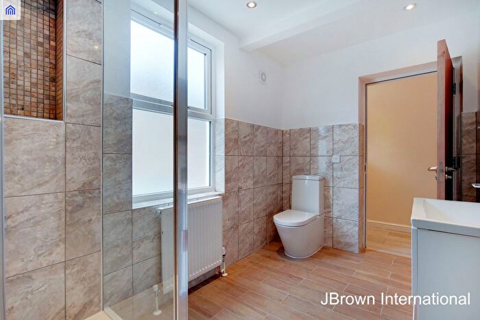 3 Bedroom Flat To Rent In Station Road, West Wickham, Kent, BR4