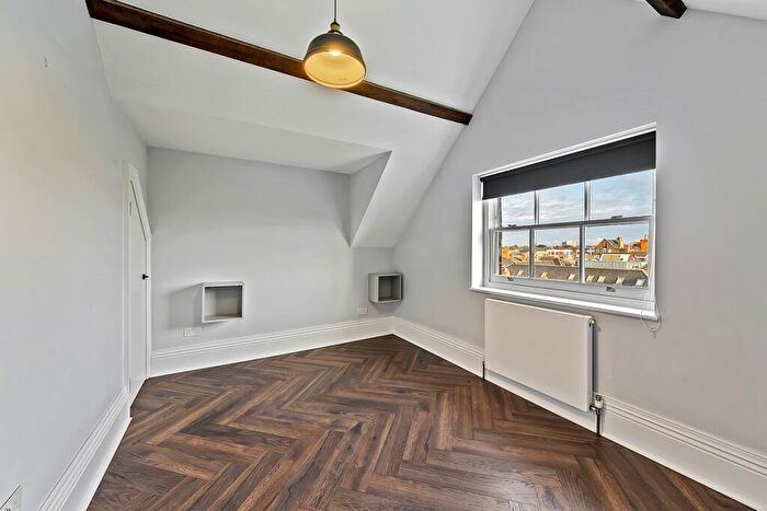 2 Bedroom Flat For Sale In Church Grove, Hampton Wick, KT1