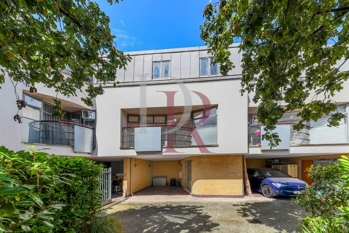 2 Bedroom Mews To Rent In Bridel Mews, London, N1