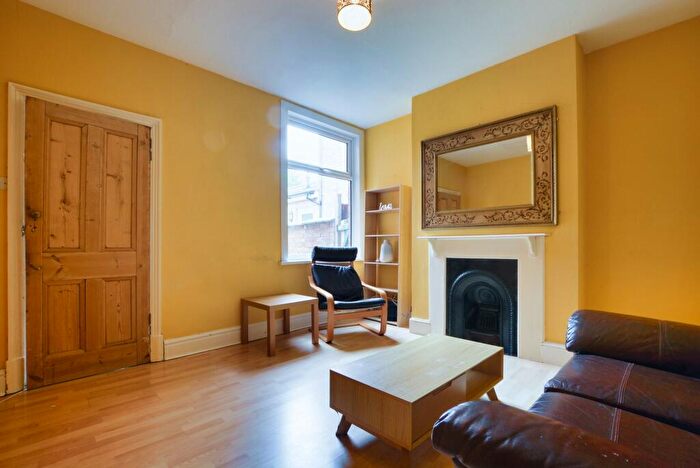 3 Bedroom Terraced House For Sale In Lytton Road, Clarendon Park, Leicester, LE2