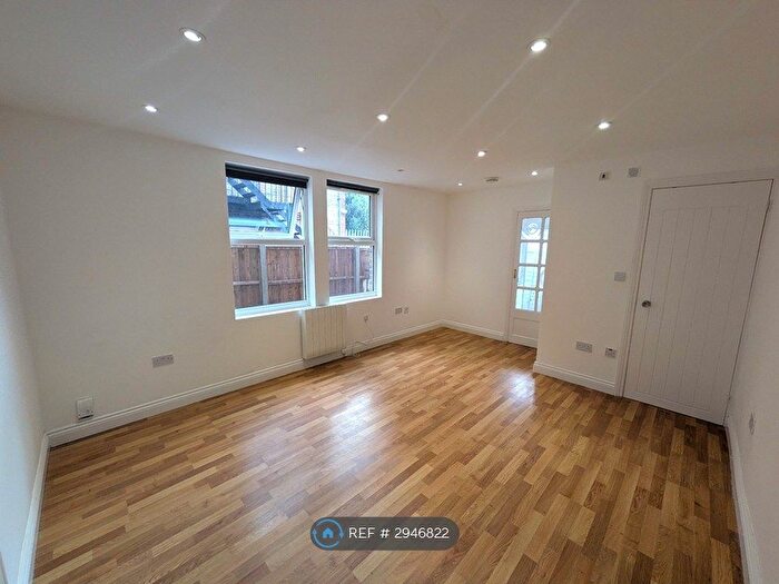 Studio To Rent In Green Lanes, London, N13