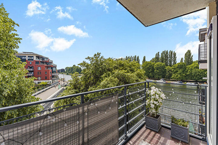 3 Bedroom Apartment For Sale In Charter Quay, Kingston Upon Thames, KT1