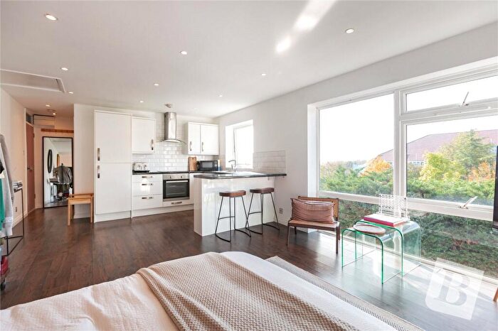 Studio For Sale In Wingletye Lane, Hornchurch, RM11