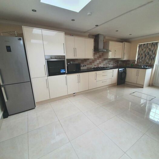 5 Bedroom House To Rent In Perth Road, Ilford, IG2