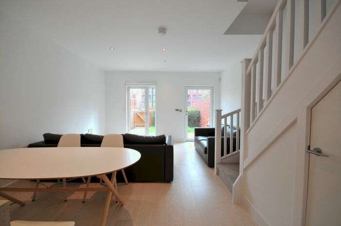 3 Bedroom Town House To Rent In Barrow Street, Salford, M3