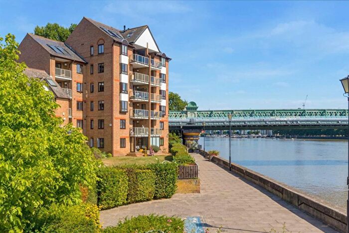 2 Bedroom Flat For Sale In Milton Court, Ranelagh Gardens, London, SW6