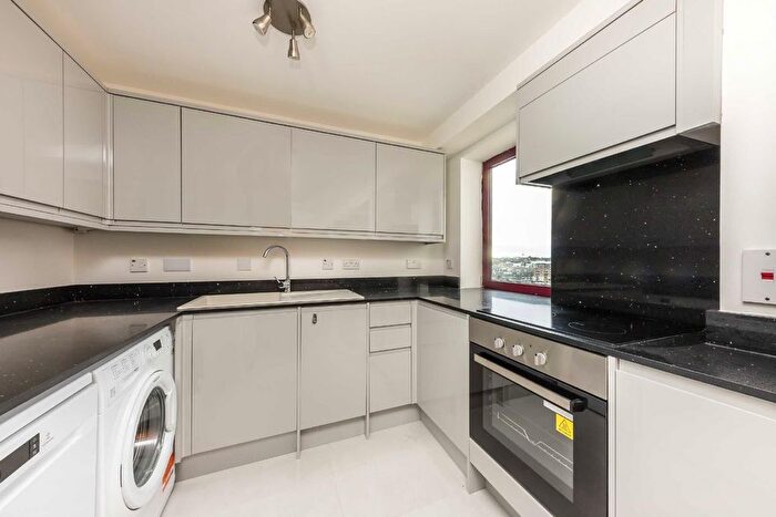 2 Bedroom Flat To Rent In William Morris Way, Fulham, London, SW6