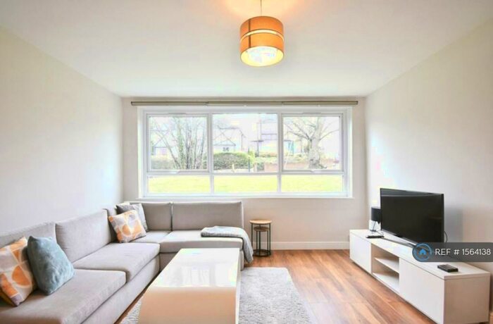 2 Bedroom Flat To Rent In Dorrington Court, London, SE25