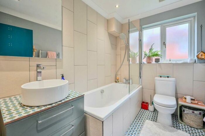 2 Bedroom Flat To Rent In Holden Road, Woodside Park, London, N12