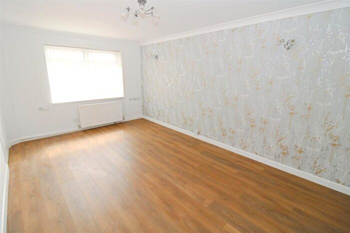 2 Bedroom Semi-Detached Bungalow For Sale In Howdale Road, Hull, HU8