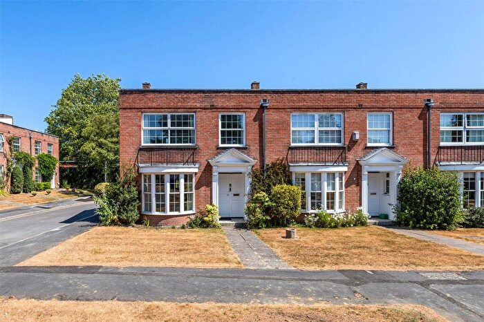 3 Bedroom End Of Terrace House For Sale In Lymington, Hampshire, SO41