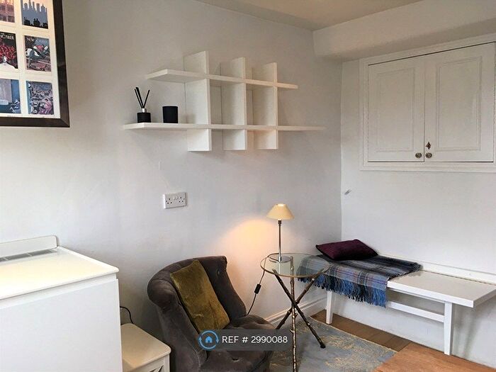 Studio To Rent In Arundel Gardens, London, W11