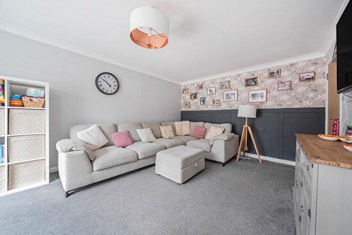 2 Bedroom Detached Bungalow For Sale In Chalk Ridge, Clanfield, Waterlooville, PO8