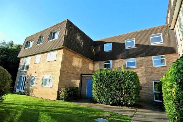 1 Bedroom Flat To Rent In Fairlawns, Addlestone Park, Addlestone, KT15