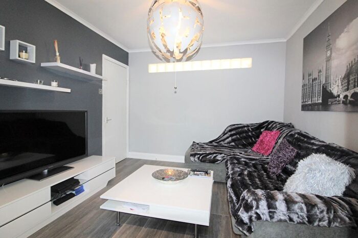 1 Bedroom Flat To Rent In The Fairway, Palmers Green, N13