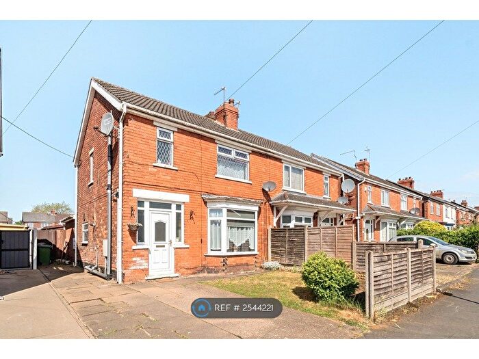 4 Bedroom Semi-Detached House To Rent In Buckingham Avenue, Scunthorpe, DN15