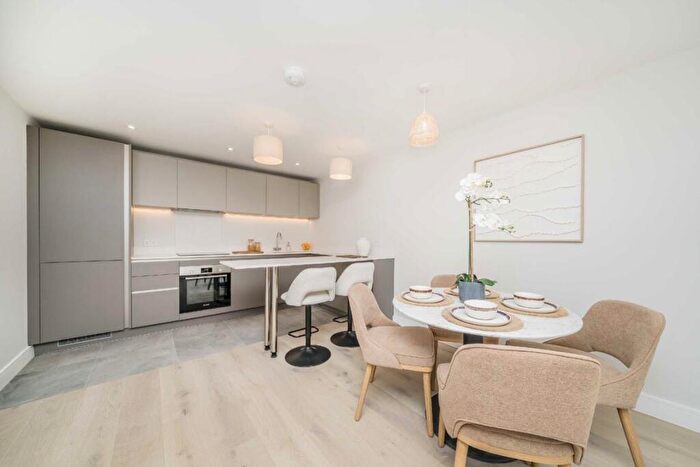 2 Bedroom Flat For Sale In Victoria Road, Surbiton, KT6