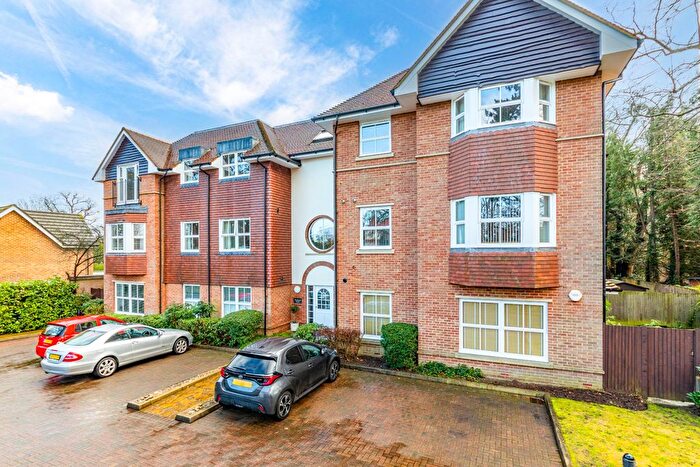 2 Bedroom Flat For Sale In West Byfleet, Surrey, KT14