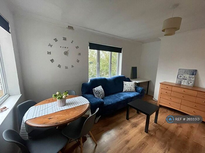 3 Bedroom Flat To Rent In Mowbray Court, London, N22