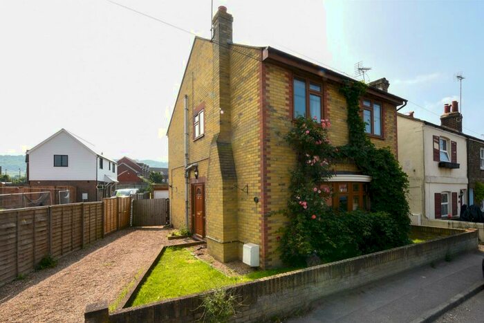 4 Bedroom Detached House To Rent In High Street, Wouldham, Rochester, ME1