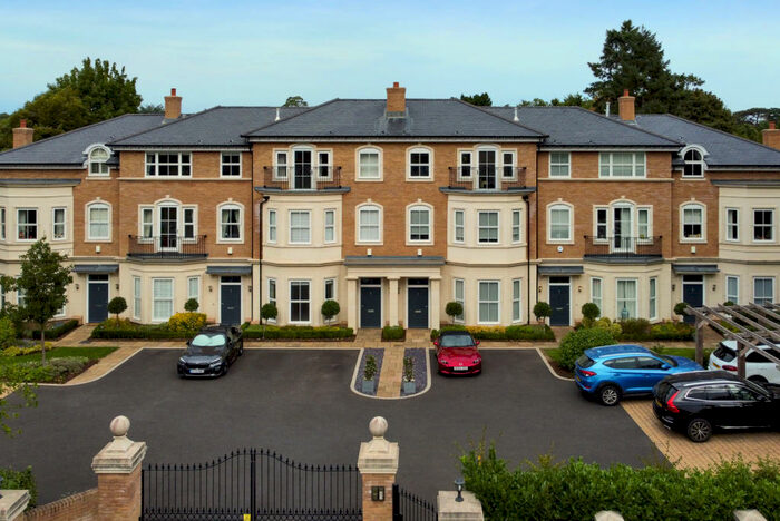 5 Bedroom Terraced House To Rent In Oatlands Chase, Weybridge, KT13