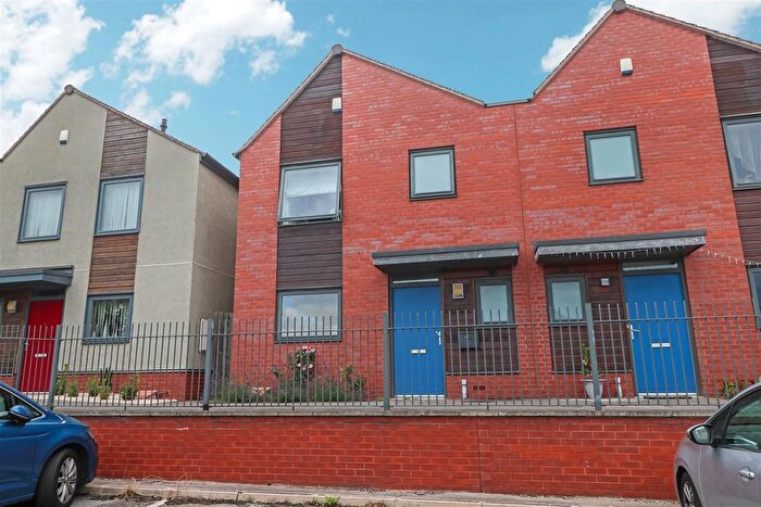 3 Bedroom Semi-Detached House For Sale In Rother View Road, Rotherham, S60