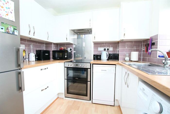 2 Bedroom Flat For Sale In Fishers Court, Horsham, RH12