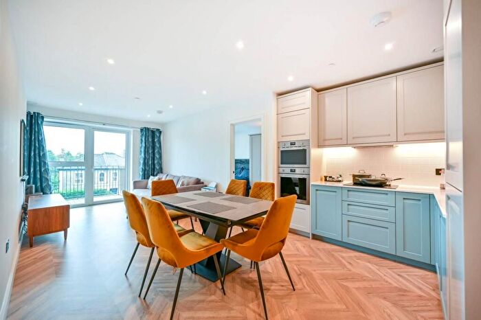 2 Bedroom Flat To Rent In York House, Royal Exchange, Kingston, KT1