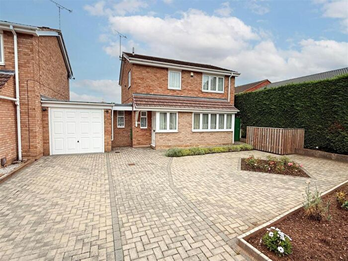 3 Bedroom Link Detached House For Sale In Belfry Gardens, Doncaster, DN4