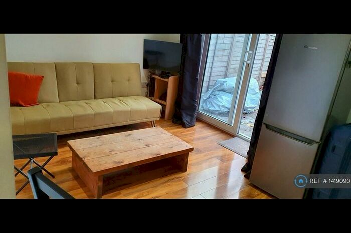 1 Bedroom Flat To Rent In Lovelace Gardens, Surbiton, KT6