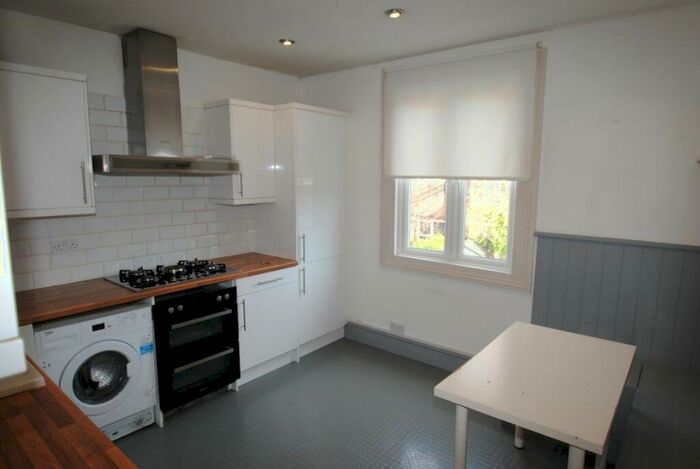 2 Bedroom Flat To Rent In Rosendale Road, SE24