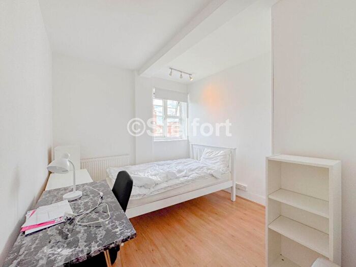 3 Bedroom Flat To Rent In Lorraine Court, Clarence Way, London, NW1
