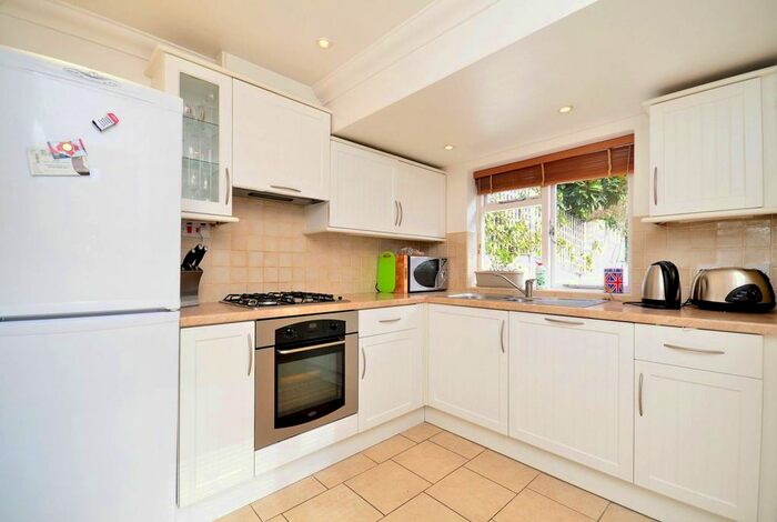 2 Bedroom Flat To Rent In Epple Road, Parsons Green, London, SW6
