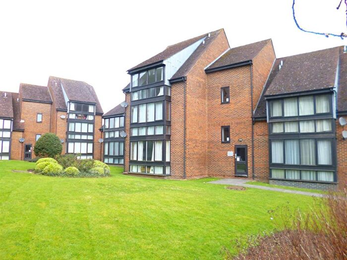 2 Bedroom Flat To Rent In Wyllyotts Close, Potters Bar, EN6