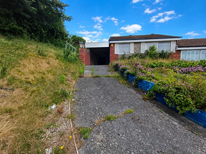 3 Bedroom Semi-Detached Bungalow For Sale In Glenwood Close, Brierley Hill, DY5